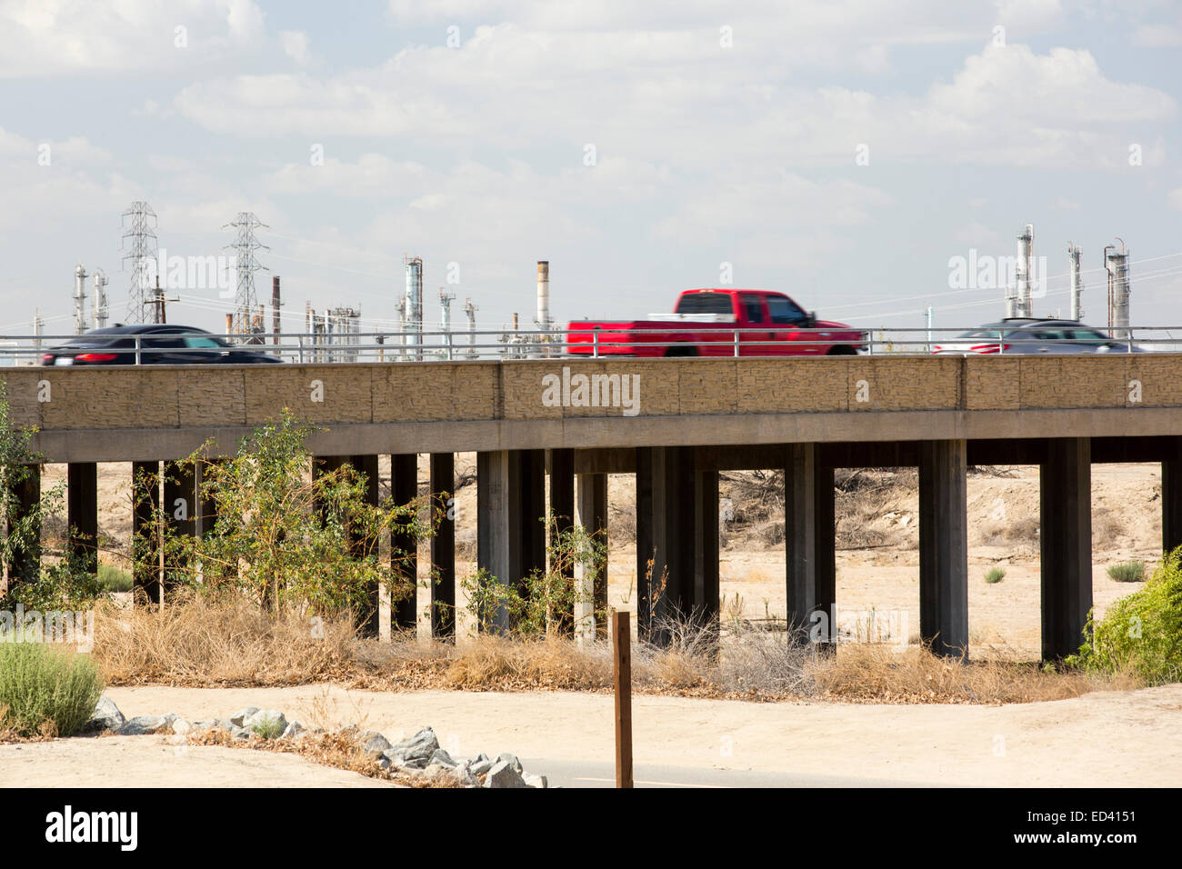 La Kern River oilfield dans Oildale, Bakersfield, Californie, USA. À la suite d'une sécheresse sans précédent de quatre ans, Bakersfield est maintenant la ville la plus sèche de l'USA, entraîné par le changement climatique. Les Américains ne parviennent pas toujours à faire le lien entre leur dépendance aux combustibles fossiles et les changements climatiques. Banque D'Images