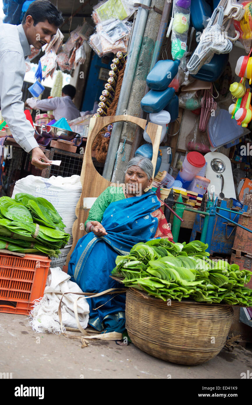 MYSORE, INDE - Novembre 4, 2012 : l'Inde ont tendance à leur marchandise dans le Devaraja Market. Banque D'Images