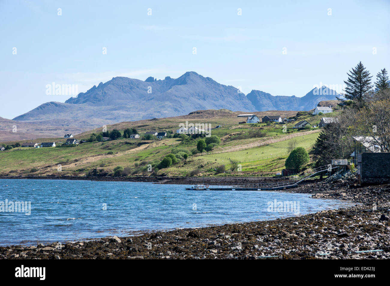 Voir à partir de la plage de Skye vers le village Carbost Cuillin Hills en Ecosse Banque D'Images