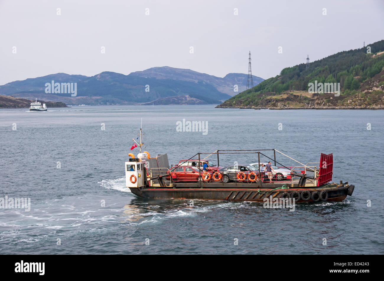 Le Skye Ferry quitte Kylerhea sur l'île de Skye et se dirigeant vers le continent écossais sur Glenelg Banque D'Images