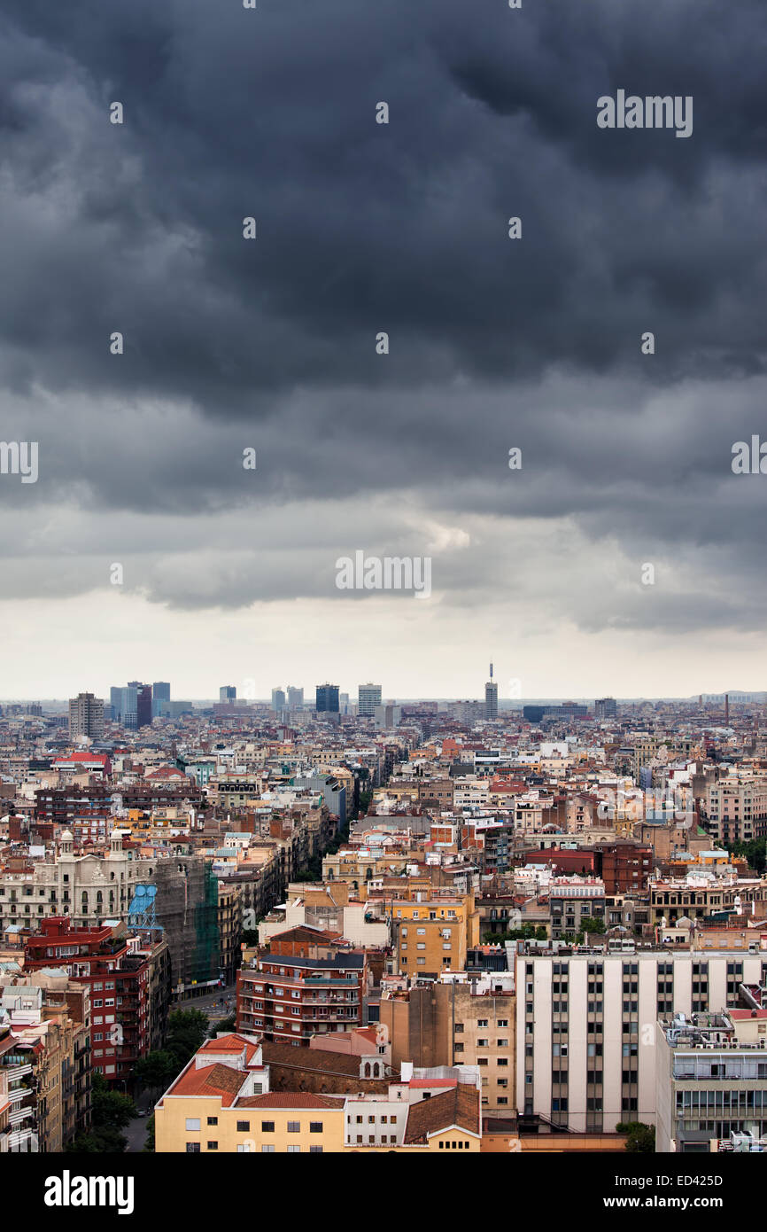 Ciel d'orage au-dessus de la ville de Barcelone en Catalogne, Espagne Banque D'Images