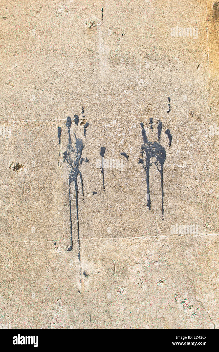 Sur le mur de pierre baignoire Handprints Banque D'Images