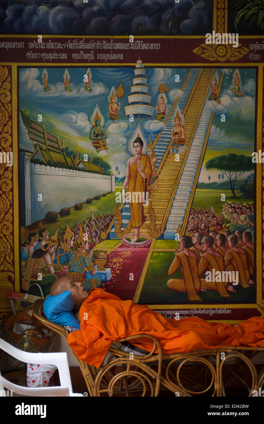 CHIANG MAI, THAÏLANDE - 5 novembre, 2014 : le moine bouddhiste se trouve le repos en vertu de l'art religieux à l'entrée d'un temple. Banque D'Images