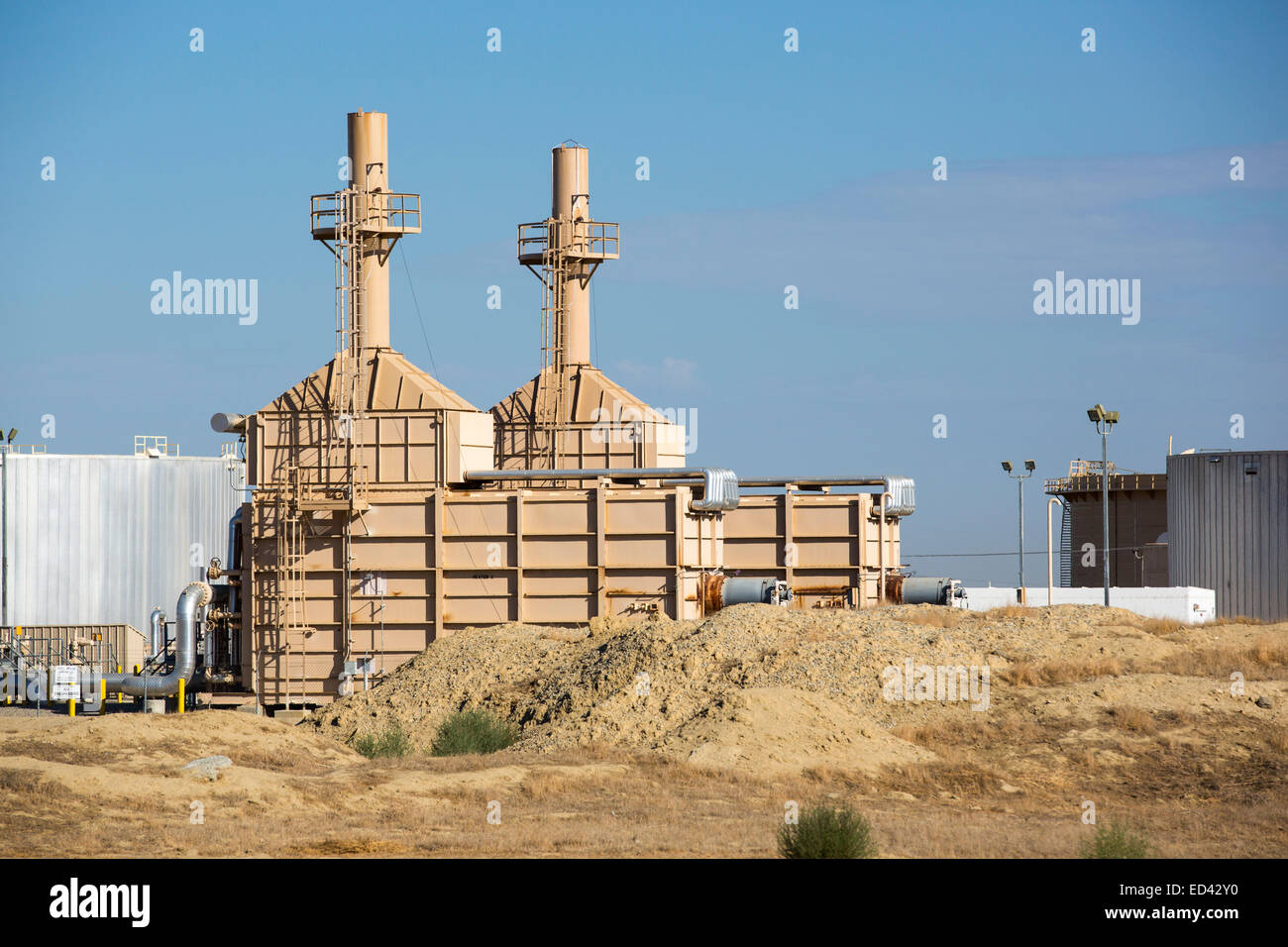 L'infrastructure dans le domaine de l'huile Coucher de Midway Oilfield près de Taft, Bakersfield, Central Valley, Californie, USA. Banque D'Images