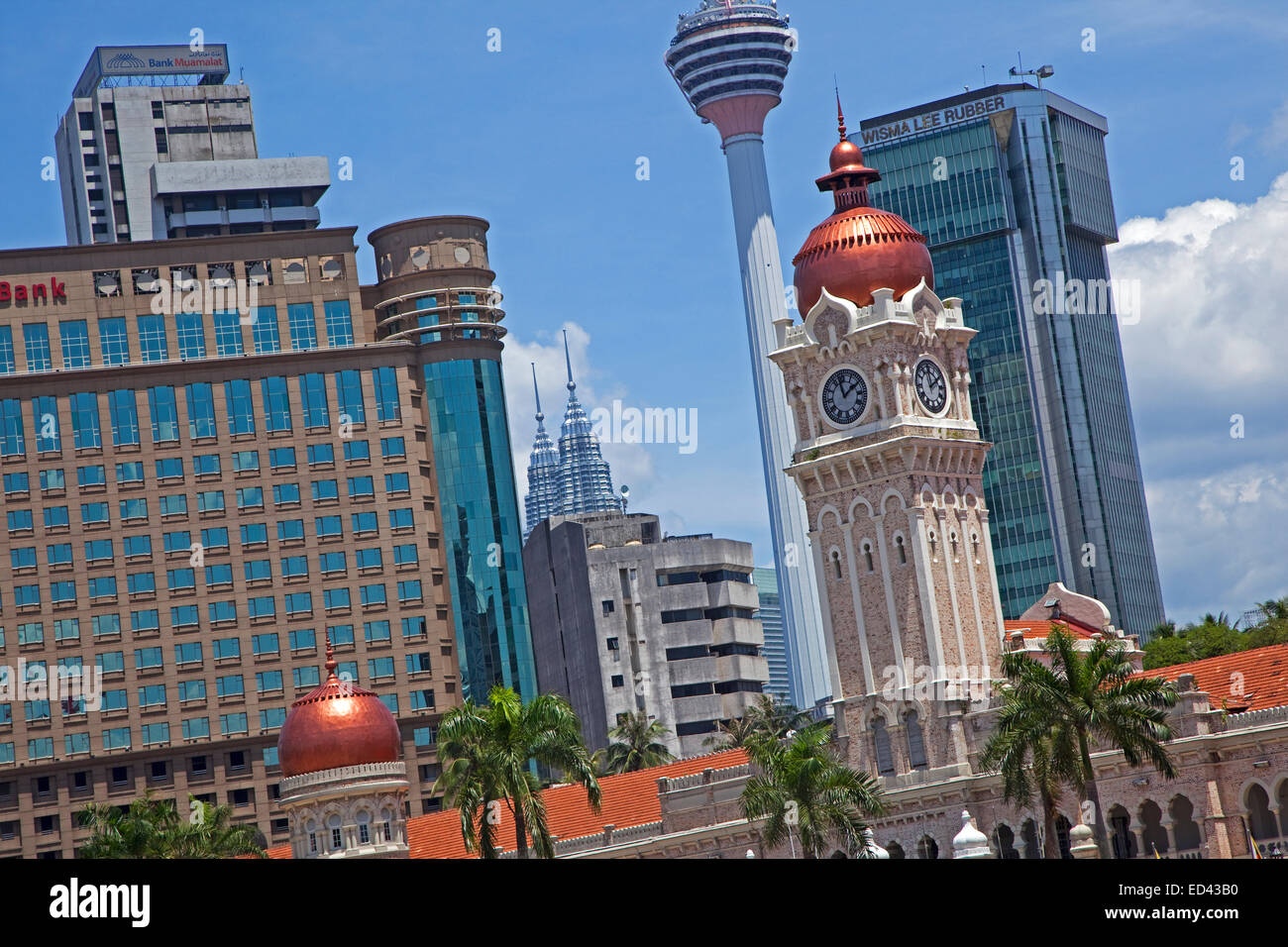 Merdeka Square montrant tour de l'horloge du Sultan Abdul Samad Building et la tour Menara dans la ville Kuala Lumpur, Malaisie Banque D'Images