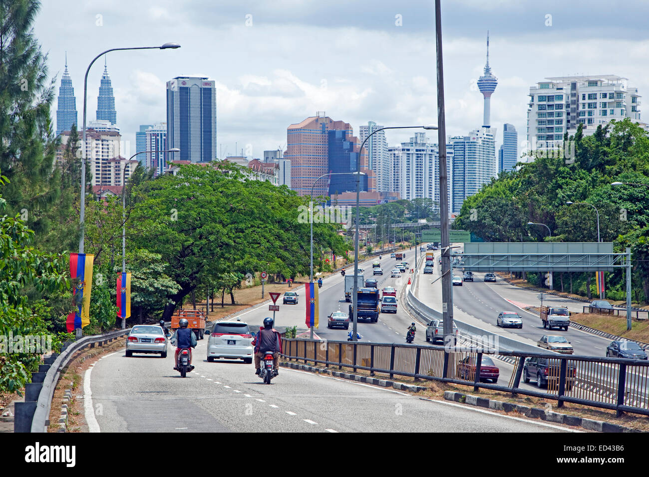 L'autoroute entrant dans la ville Kuala Lumpur avec vue sur les tours jumelles Petronas et de la tour Menara, Malaisie Banque D'Images