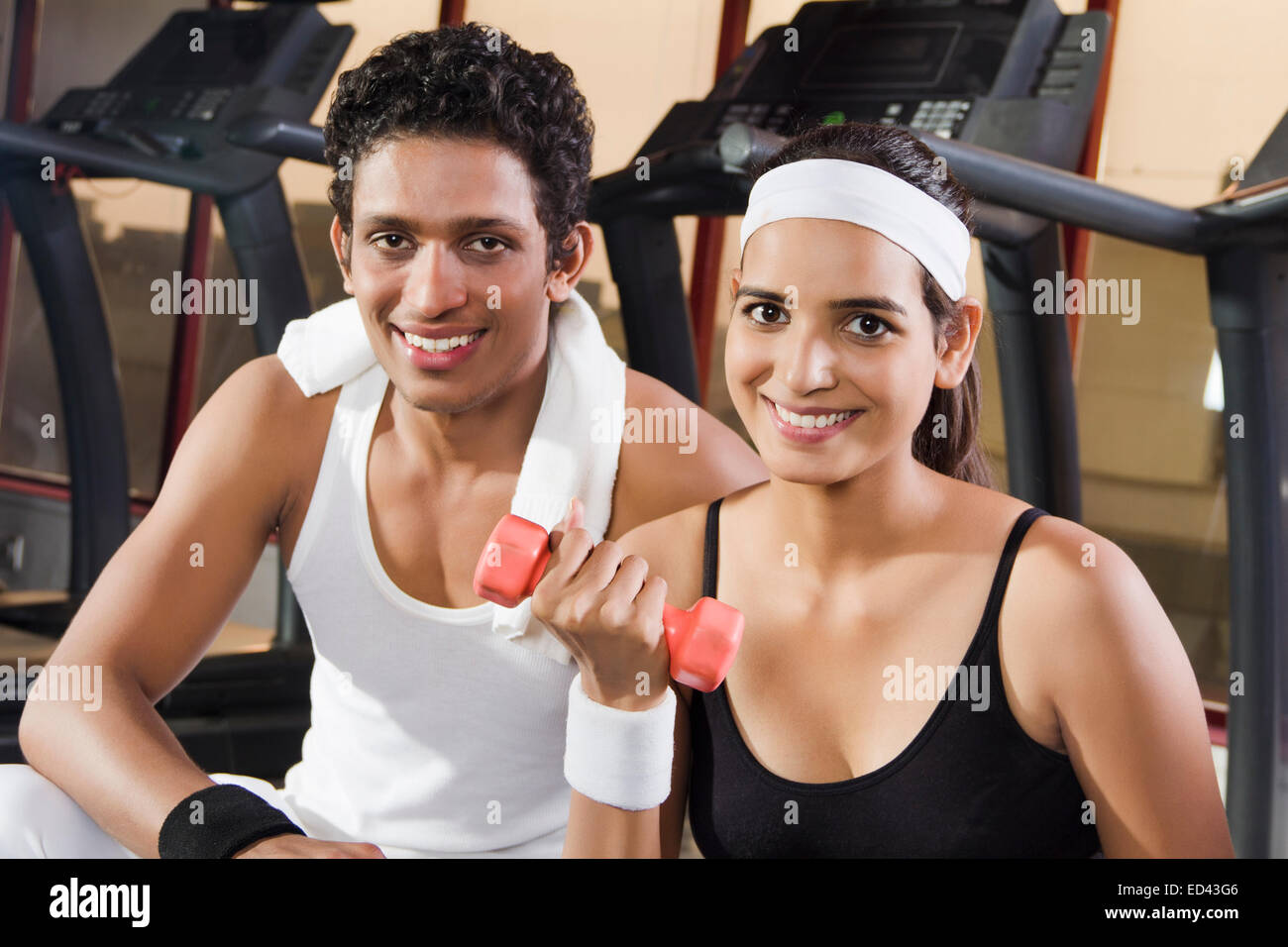 Entraîneur sportif indien et dame Exercice d'haltères Banque D'Images