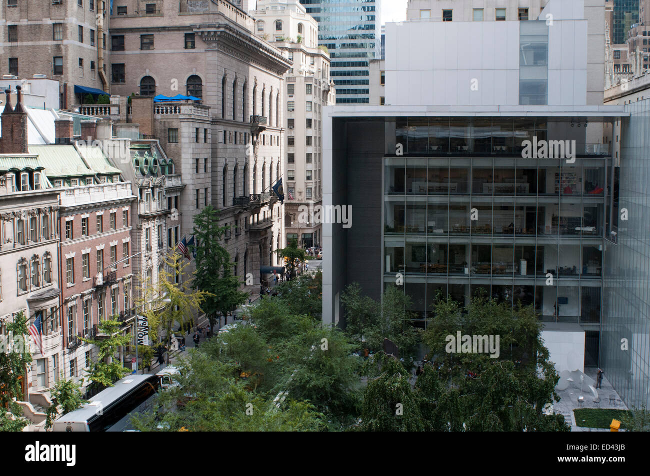 Jardin du Musée MOMA. Manhattan. NYC. La paix et la tranquillité peuvent être difficiles à trouver dans le centre de Manhattan. Peut-être, si la glace fond jamais, vous pouvez équilibrer un déjeuner burrito sur vos genoux dans l'épave du plaza à l'extérieur du bâtiment McGraw-Hill. Parc ou vous-même dans un hall de l'hôtel et faire semblant d'être un guest. Mais pour beaucoup de gens l'oasis de choix a longtemps été le jardin de sculptures au musée d'Art Moderne, d'un demi-hectare de sol en pierre et proférant des fontaines qui fournit un bref répit dans la folie de Midtown. Pour un prix. Accès au jardin requis de 25 $ de l'entrée au musée. Banque D'Images