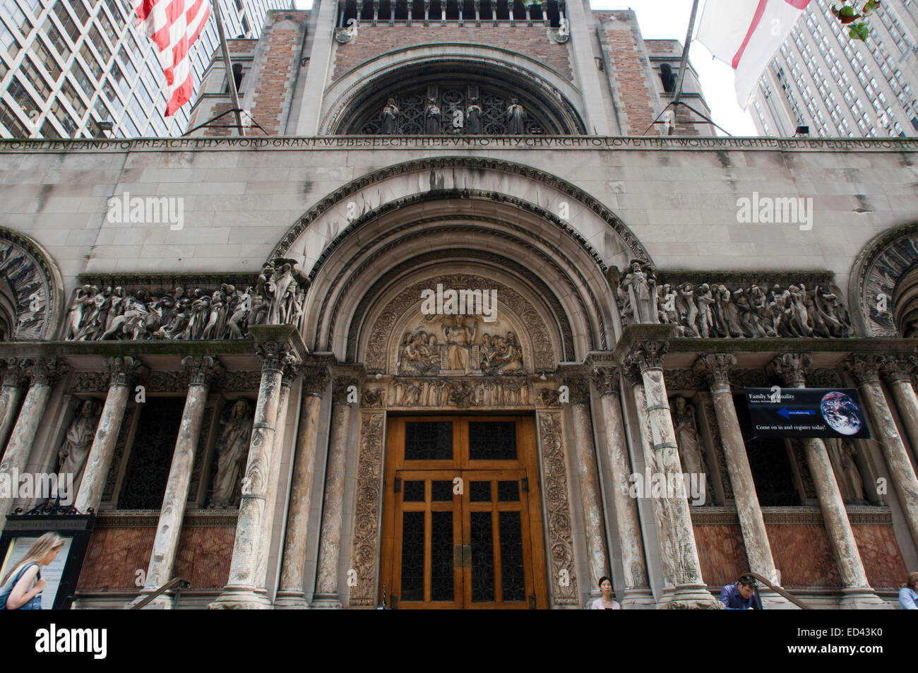 St Bartholomew's Church de New York. Er l'entrée. Dans l'état de l'église Saint-Barthélemy, Park Avenue, General Electric Building, Waldorf Astoria Banque D'Images