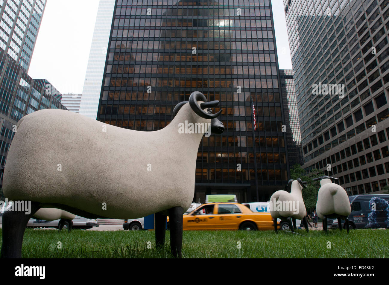 Lalanne et parc de sculptures (Avenue). François-Xavier Lalanne's "moutons" sculpture sera installé sur un Park Avenue médiane. Mo Banque D'Images