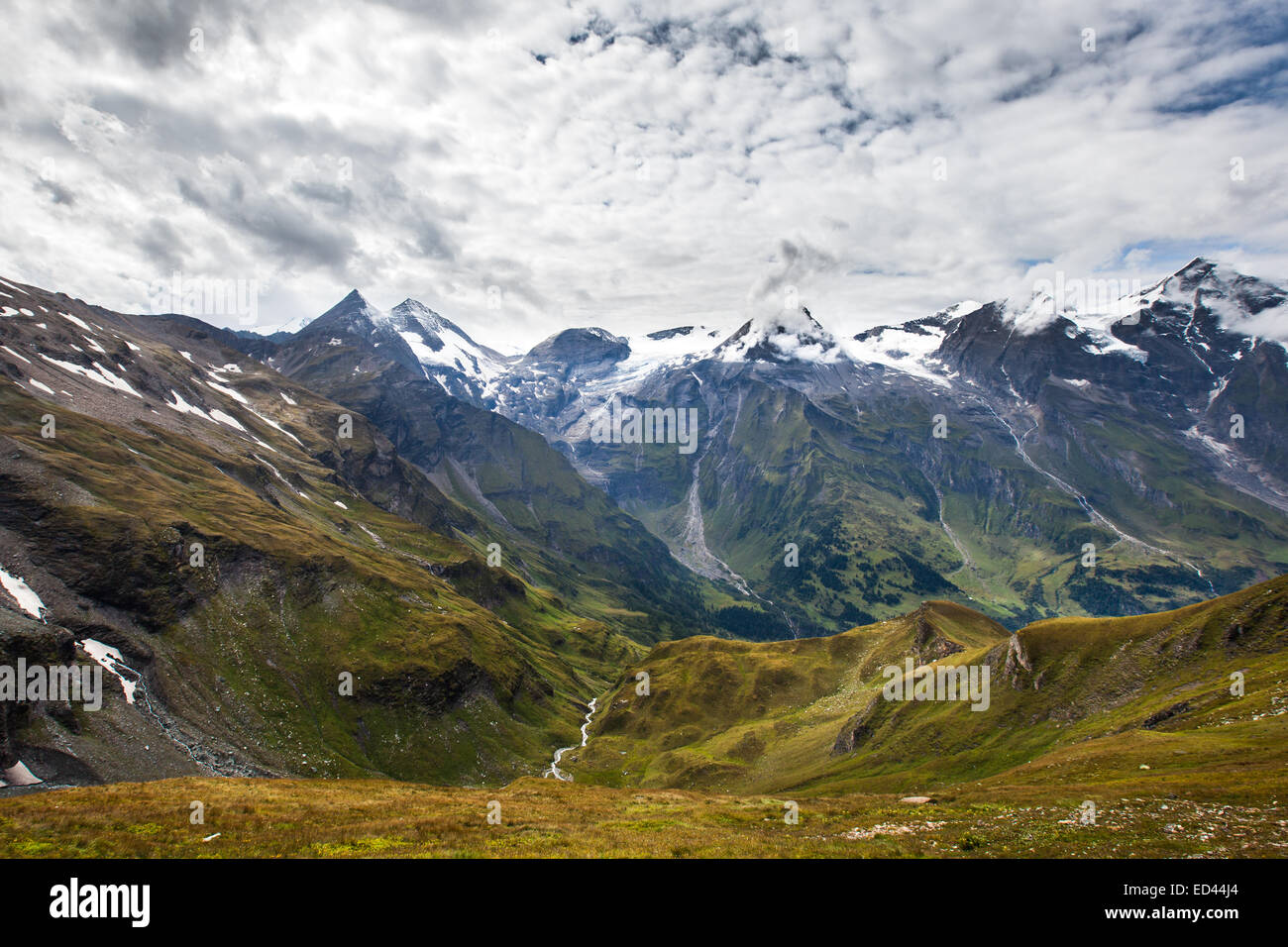 Paysage de haute-montagne, les prairies, les glaciers et les cours d'eau Banque D'Images