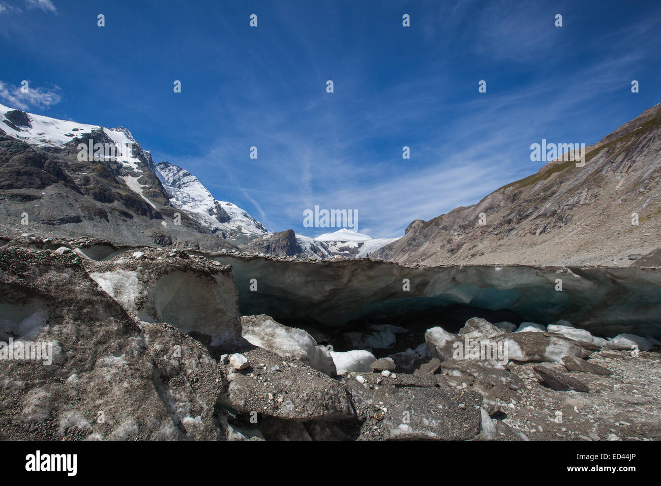 La fonte des glaciers de montagne due au réchauffement climatique. Banque D'Images