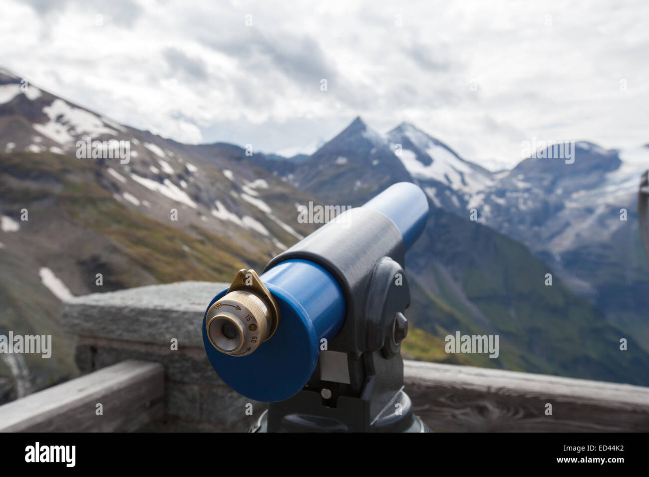 Regardant une haute-montagne par télescope. Banque D'Images