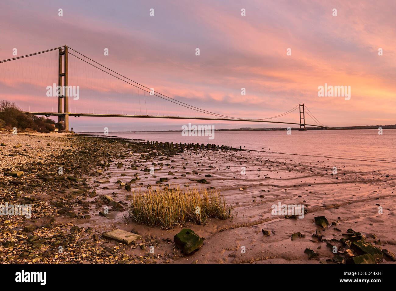 Le Humber Bridge at Dusk à partir de la rive nord, England, UK Banque D'Images