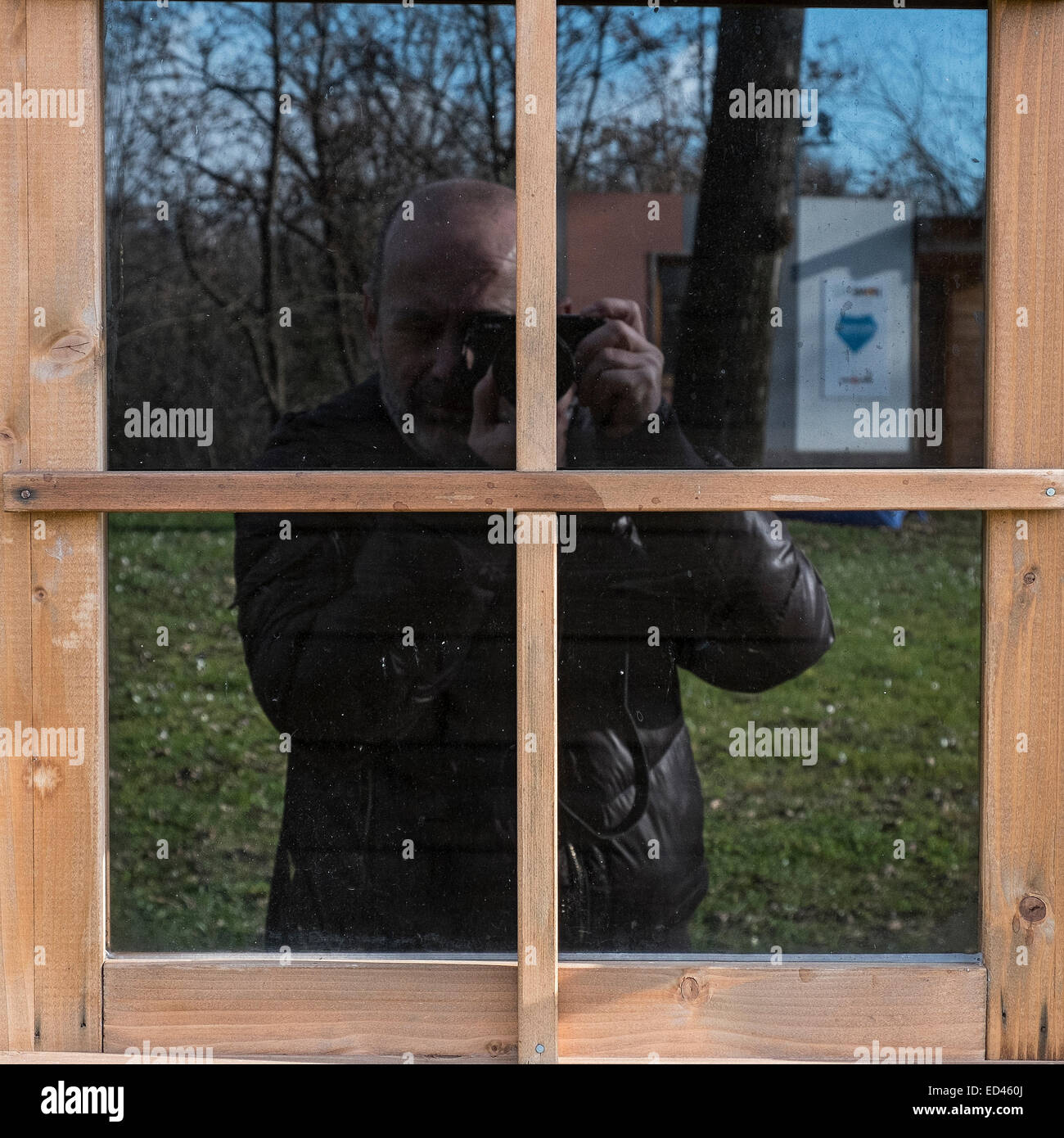 Le photographe réfléchi sur la fenêtre Banque D'Images