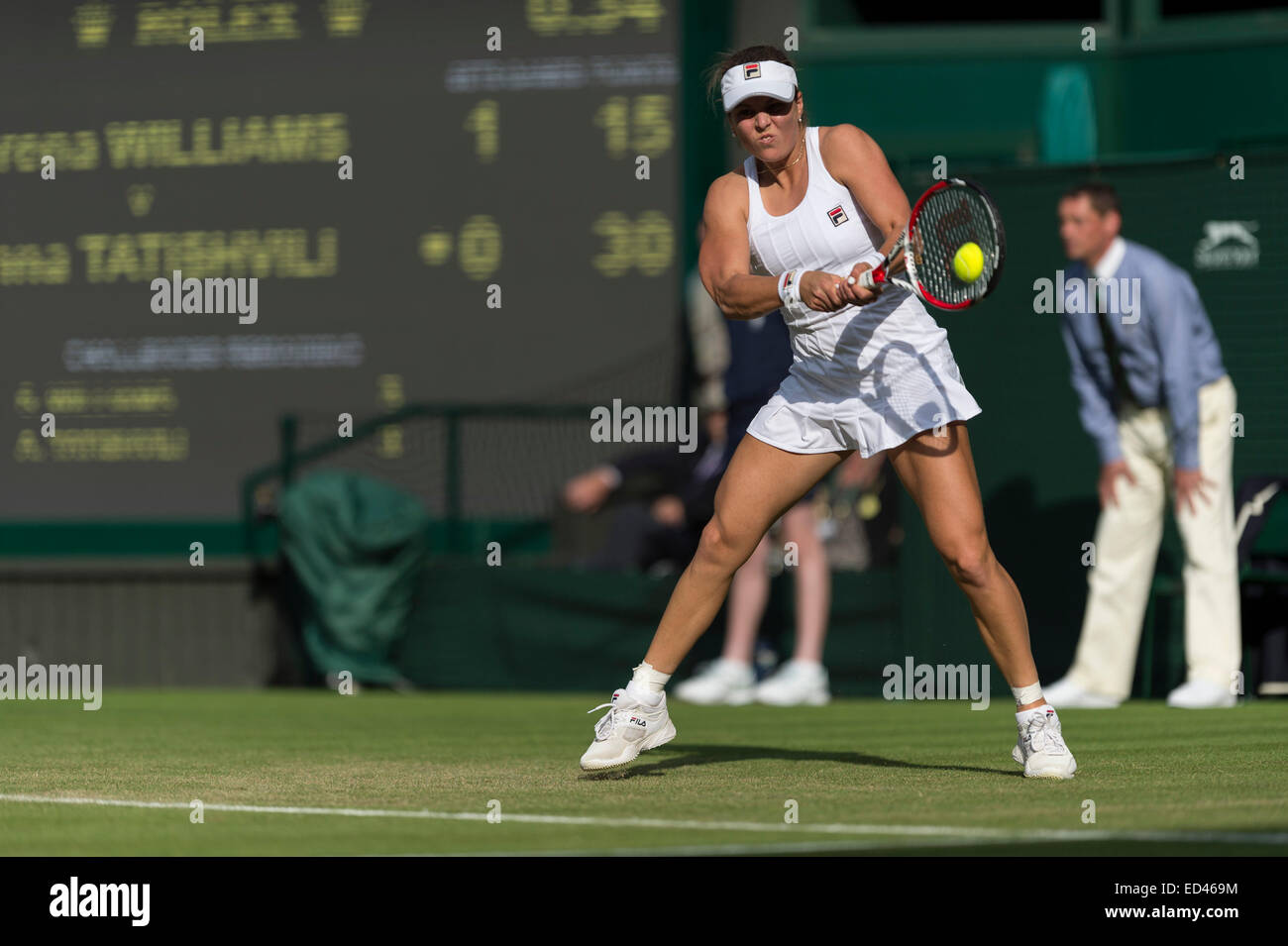 24.06.2014. Le Wimbledon Tennis Championships 2014 tenue à l'All England Lawn Tennis et croquet Club, Londres, Angleterre, Royaume-Uni. Serena Williams (USA) [1] v Anna Tatishvili (USA) (port) pare-soleil sur le Court central. Banque D'Images