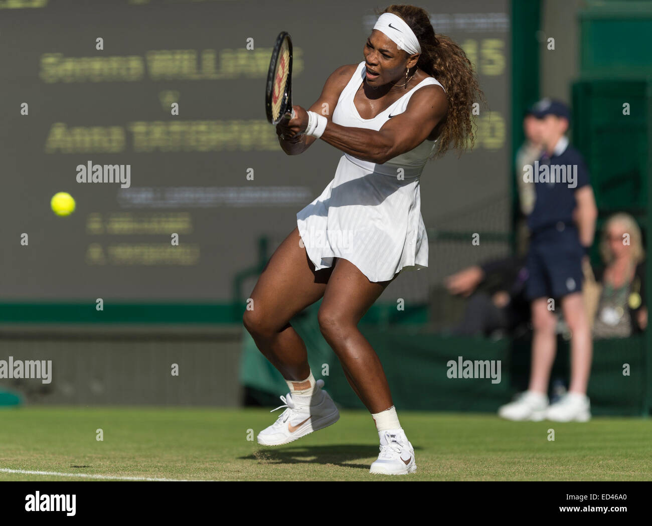 24.06.2014. Le Wimbledon Tennis Championships 2014 tenue à l'All England Lawn Tennis et croquet Club, Londres, Angleterre, Royaume-Uni. Serena Williams (USA) [1] v Anna Tatishvili (USA) (port) pare-soleil sur le Court central. Banque D'Images