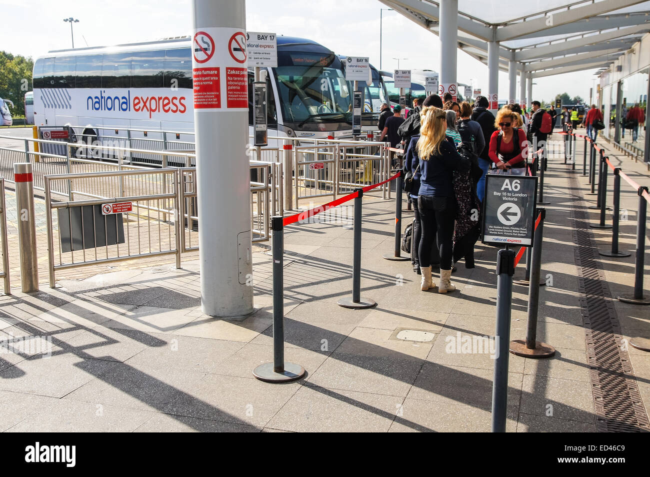 Les voyageurs d'attendre dans une file d'attente avant de monter à bord du bus National Express à Londres Stansted Essex England Royaume-Uni UK Banque D'Images