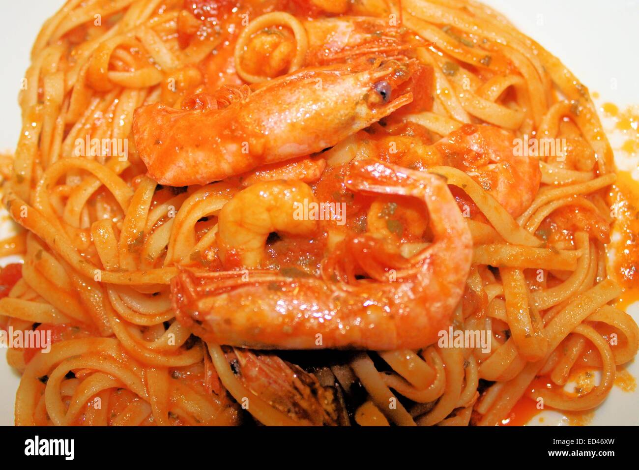 Pâtes aux crevettes et les crevettes avec sauce tomate Banque D'Images
