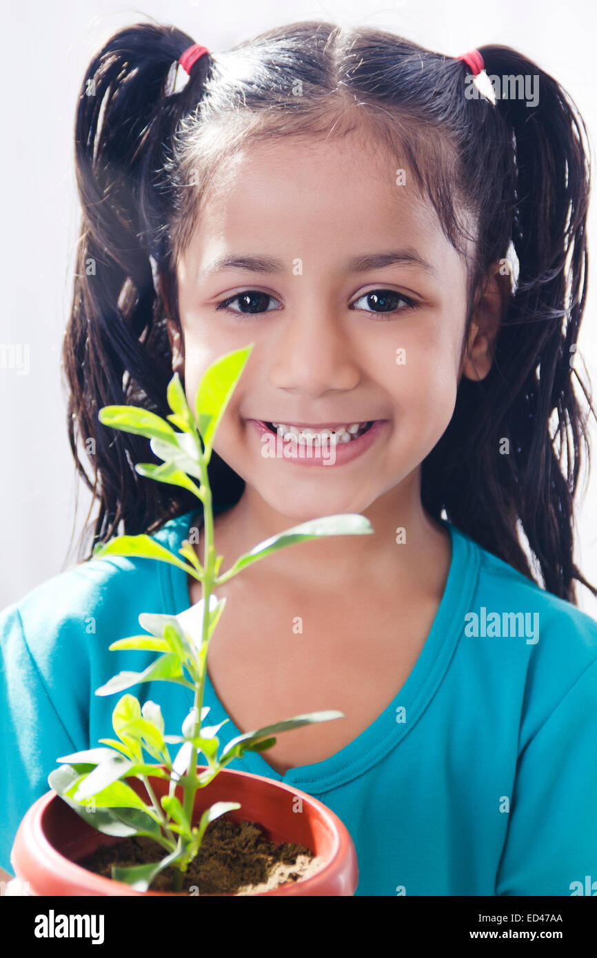 1 fille enfant indien Soins des plantes en pot Banque D'Images