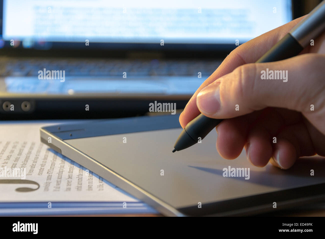 Close-up d'une tablette graphique avec son outil stylo Banque D'Images