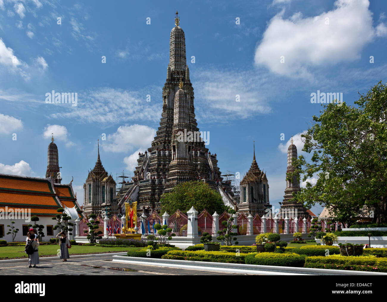 E00190-00...THAÏLANDE - arbres et arbustes taillés avec soin autour de l'imposant Wat Arun, (Temple de l'aube), à Bangkok. Banque D'Images