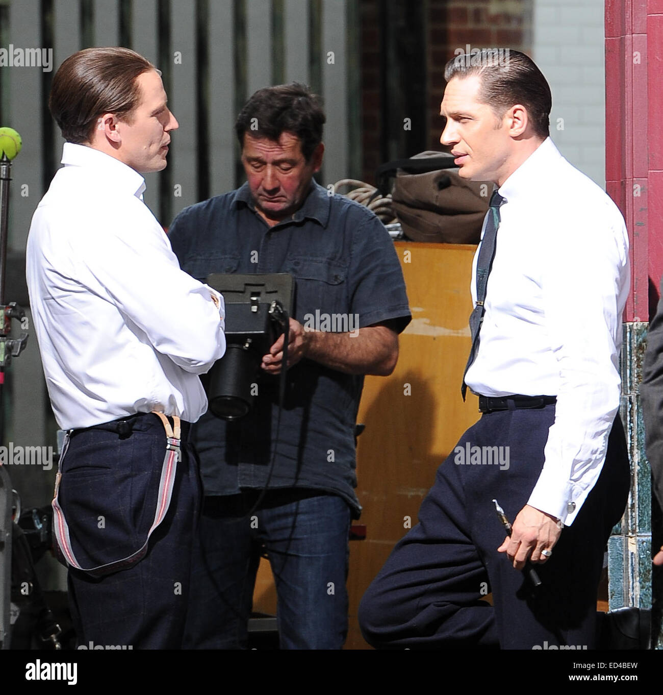 Tom Hardy repéré dans l'Est de Londres sur le tournage de 'Légende', où il joue à la fois les jumeaux Kray, Ronnie et Reggie. Après une journée de tournage il salue en attente de fans avec : Tom Hardy Où : London, Royaume-Uni Quand : 23 Juin 2014 Banque D'Images