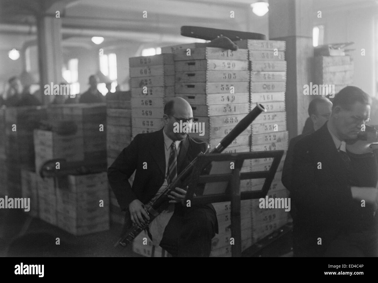 L'Orchestre symphonique de la radio finlandaise bassoniste dans une usine, concert Banque D'Images