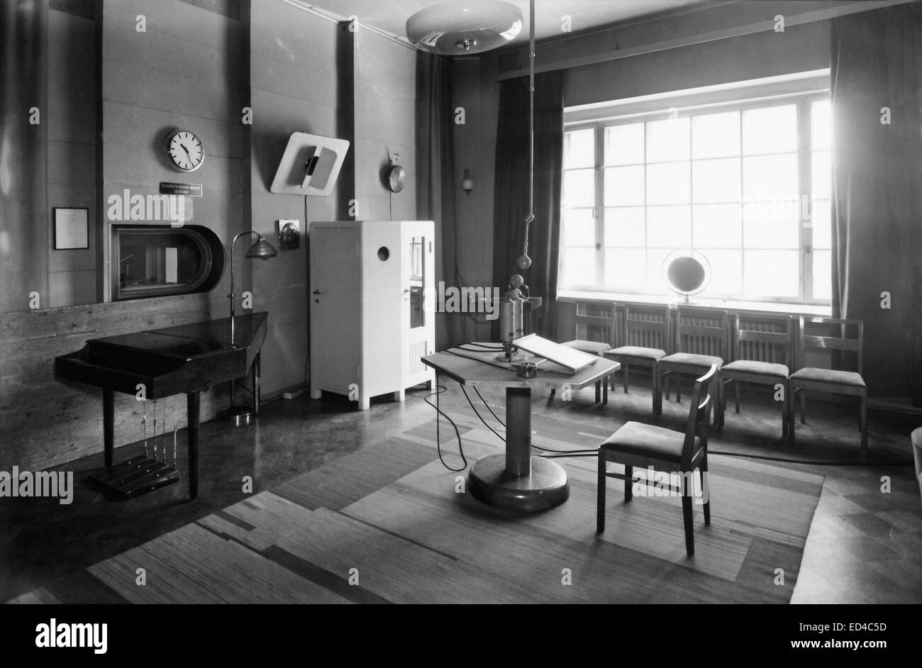 Cette photographie capture un studio radiophonique pendant la guerre de continuation en Finlande, documentant le rôle des médias dans la propagande et le divertissement en temps de guerre pour le peuple finlandais. Banque D'Images