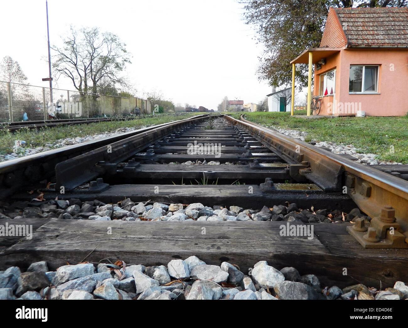 Le passage vers la ligne de chemin de fer est la plante qui est utilisée pour les trains de l'interrupteur de la voie à suivre. Banque D'Images