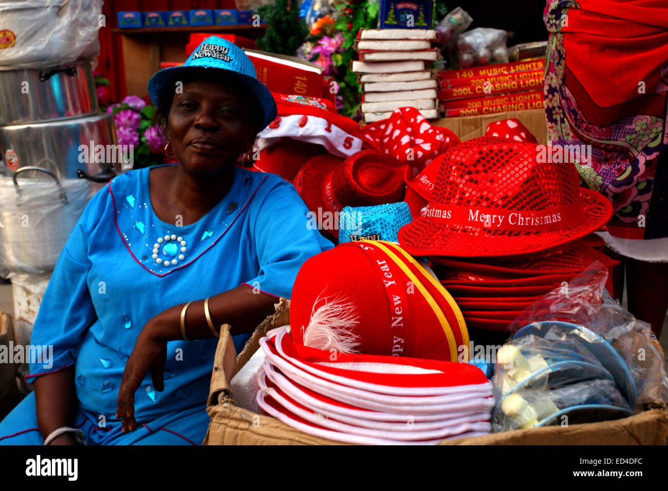 Hat vendeur coin par ses marchandises au cours de la célébration de Noël Banque D'Images