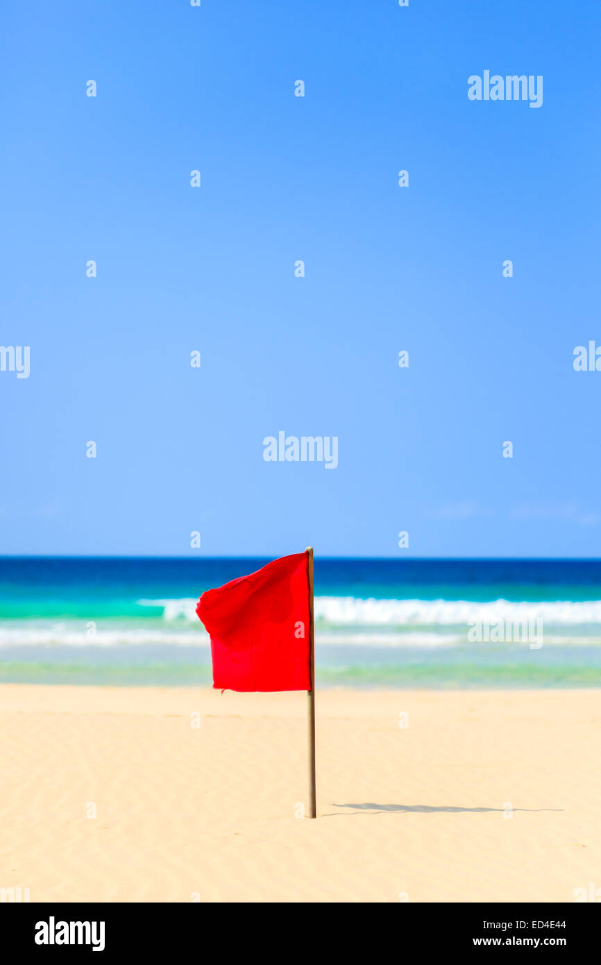 Drapeau rouge sur la plage de Boavista, Cap-Vert - Cabo Verde Banque D'Images