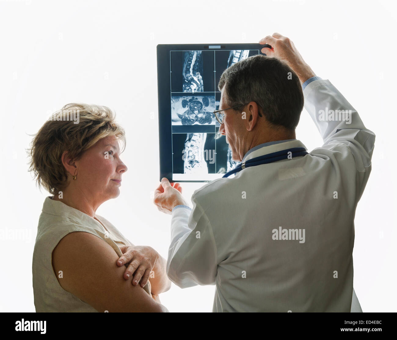 Médecin homme et femme mature vue du patient et l'examen IRM médullaire ou X-ray. Banque D'Images