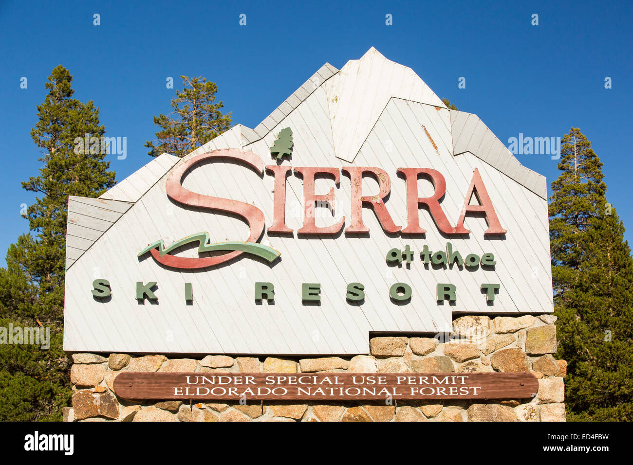 Les montagnes de la Sierra Nevada dans la forêt nationale d'El Dorado, California, USA. Le changement climatique a conduit à une réduction drastique de l'enneigement, ce qui a aidé à conduire le long de quatre ans de sécheresse. Il a également des répercussions sur l'industrie du ski. Banque D'Images