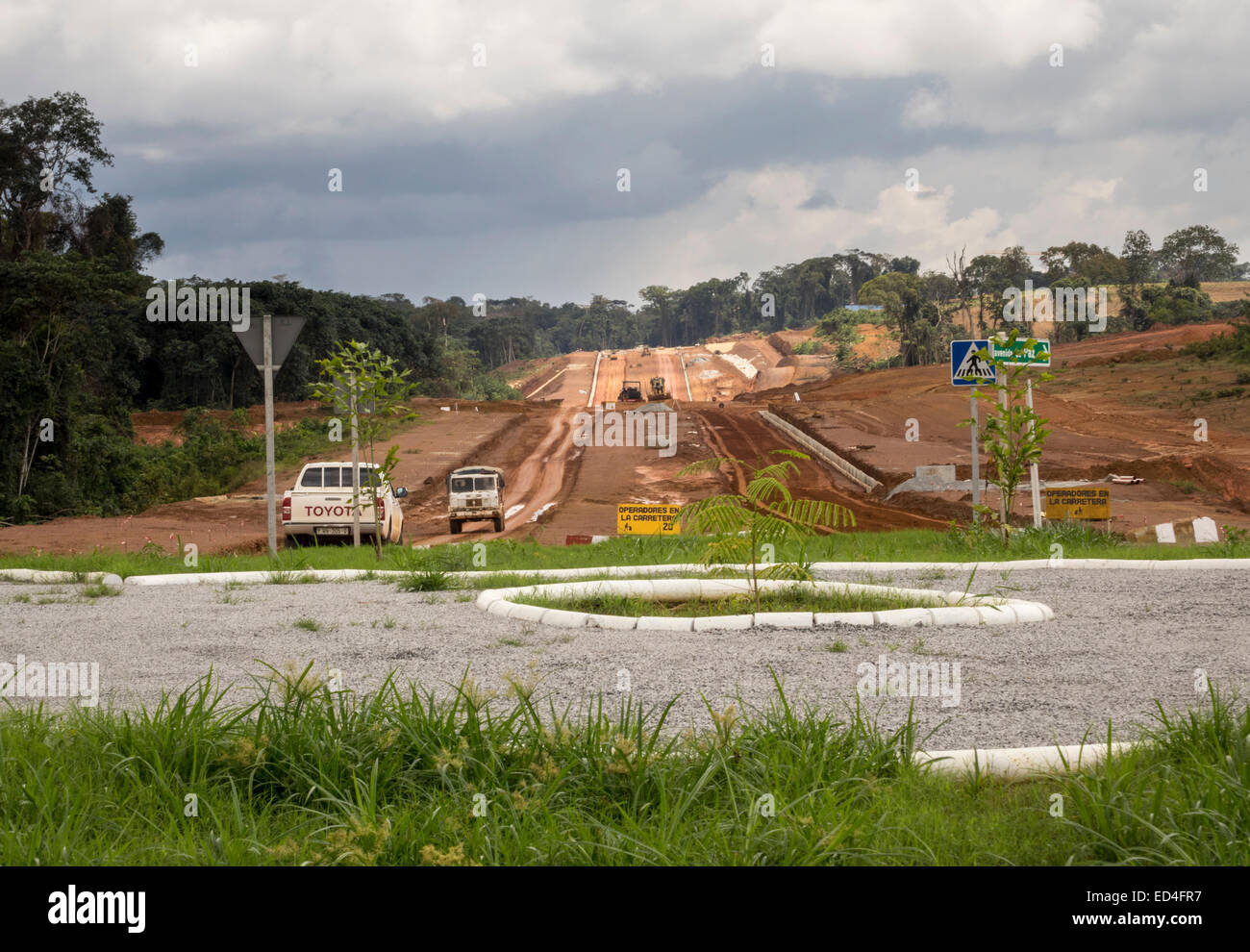 Construction de routes dans la jungle pour faire de la nouvelle capitale qui se construit à Oyala, la Guinée équatoriale, l'Afrique Banque D'Images
