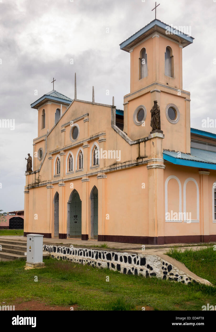 Façade de l'ancienne église catholique espagnole coloniale dans la ville de Anisok en Guinée équatoriale, l'Afrique Banque D'Images