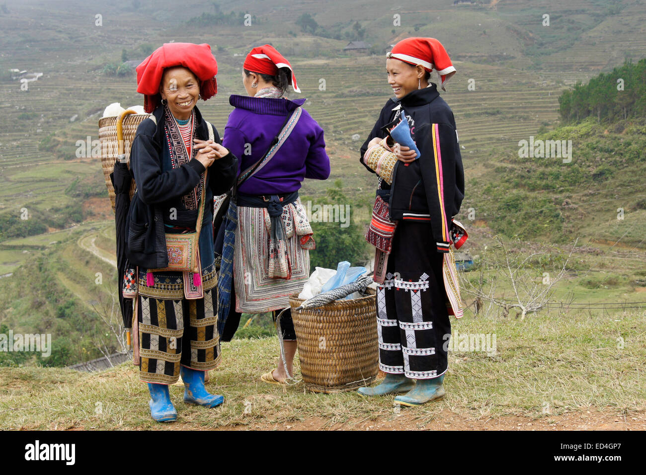 Les femmes Dao rouge, Ta Phin, Sapa (Sa Pa), Vietnam Banque D'Images