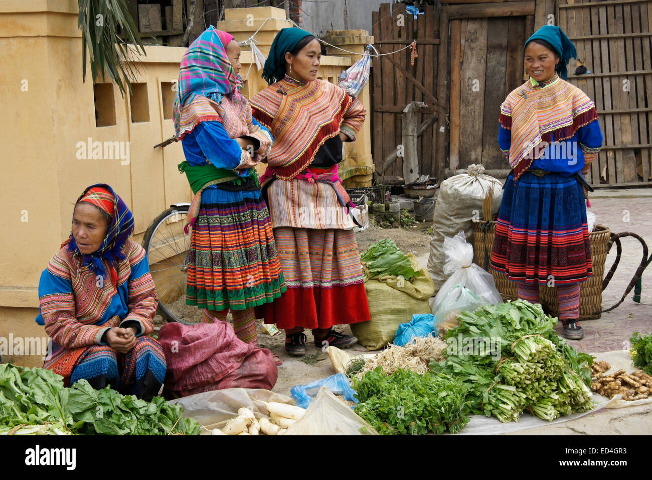 Les femmes Hmong fleur vente de produits au marché le dimanche, Bac Ha, Sapa (Sa Pa), Vietnam Banque D'Images