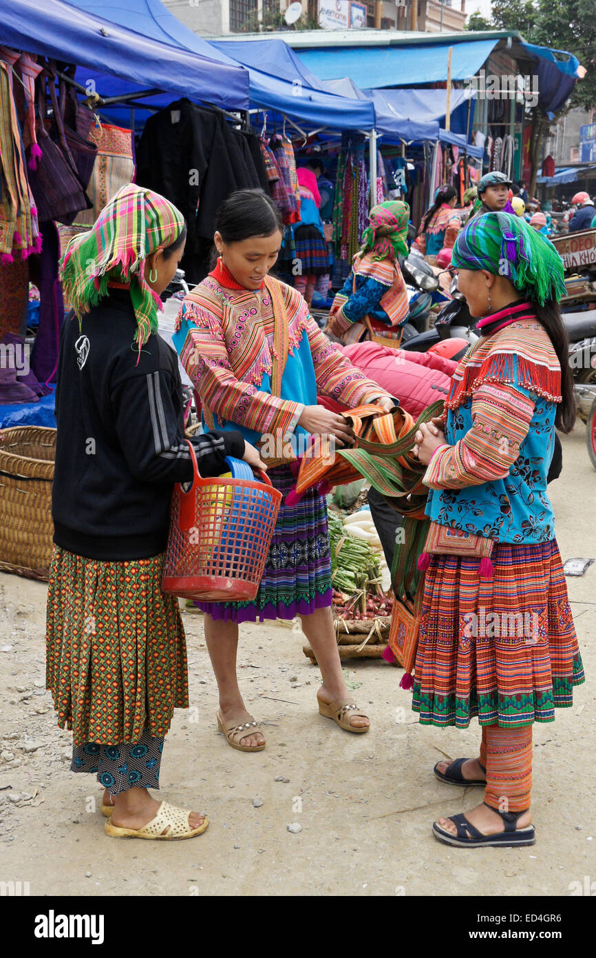 Filles Flower Hmong au marché le dimanche, Bac Ha, Sapa (Sa Pa), Vietnam Banque D'Images