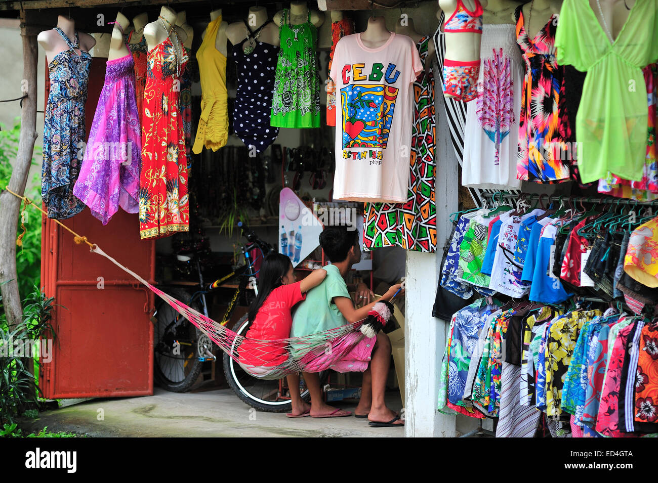 Garçon Fille philippine sur ses vêtements Stall Moalboal Banque D'Images