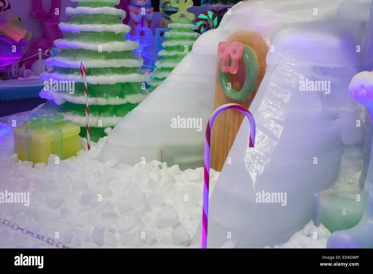 Ice Land 9 degrés attraction de Noël au Moody Gardens. Affichage étonnant des sculptures sur glace avec children's Bob l'histoire. Banque D'Images