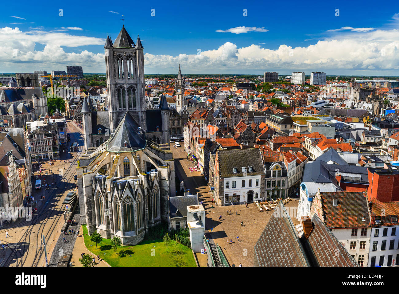 Skyline de Gent, Gand en Flandre occidentale, Belgique, vu de la tour de Belfort avec église Saint Nicolas. Banque D'Images
