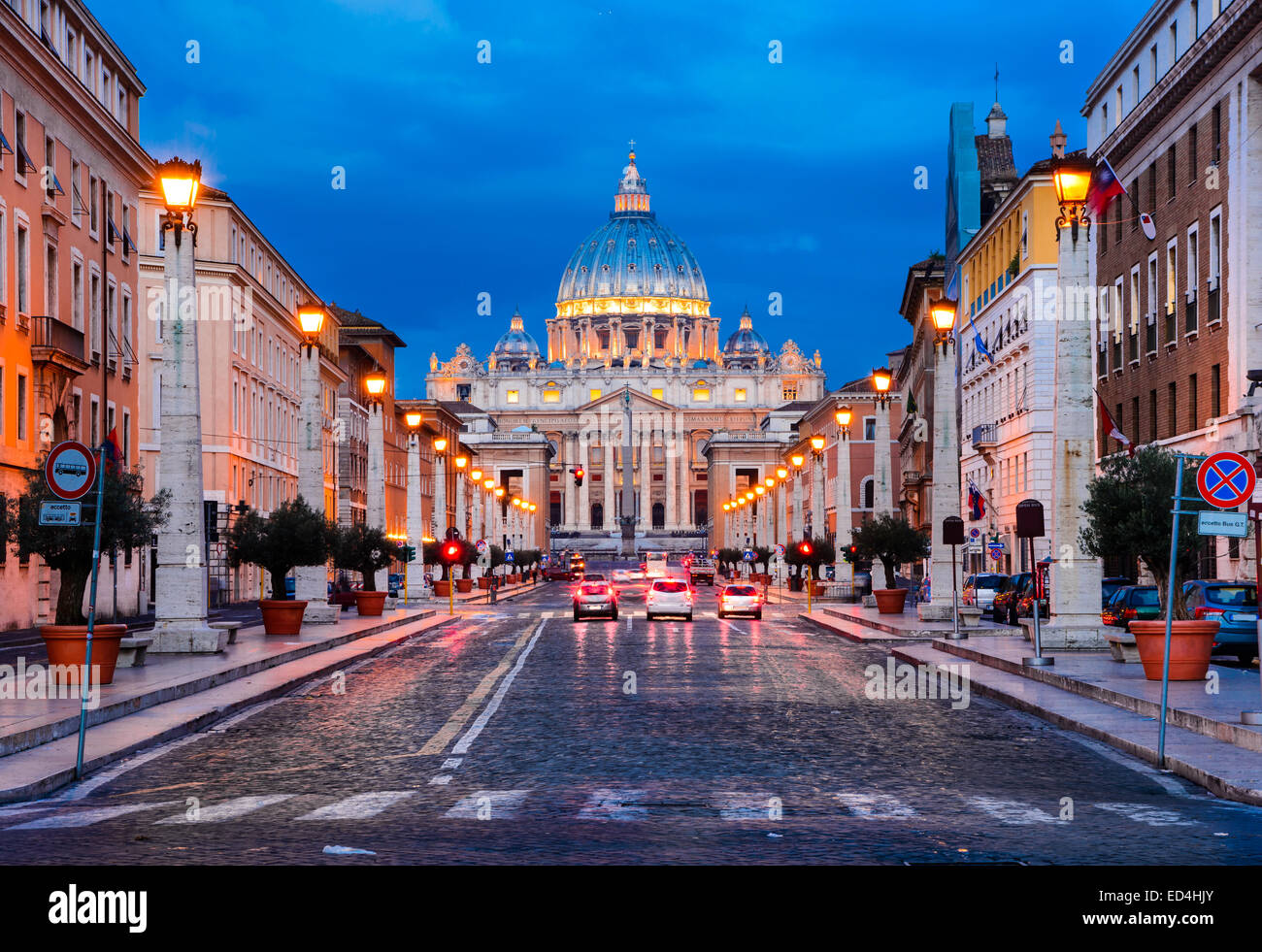 Vatican, Rome. Image Twilight avec la Basilique Saint Pierre, résidence du Pape religieuse principale cathédrale catholique. Italie Banque D'Images