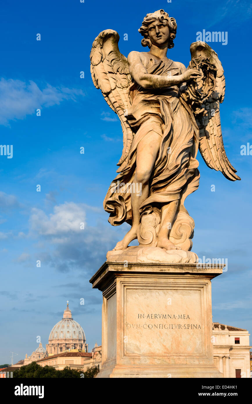 Ange avec couronne d'épines, statue de Raffaello sur Ponte Sant'Angelo à Rome, Italie. Banque D'Images