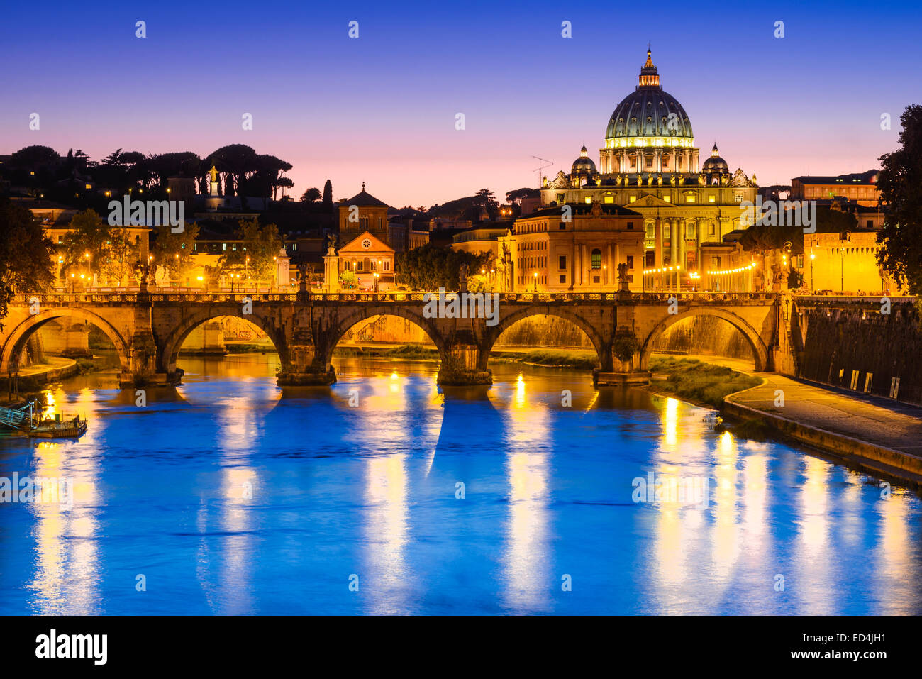 Rome, Italie. Nuit image de Vatican, le Dôme de San Pietro et Sant Angelo, pont au-dessus du Tibre, monument italien Banque D'Images
