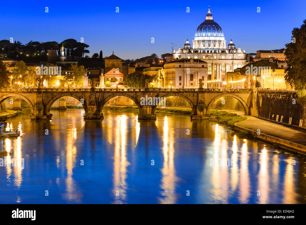 Rome, Italie. Nuit image de Vatican, le Dôme de San Pietro et Sant Angelo, pont au-dessus du Tibre. Banque D'Images