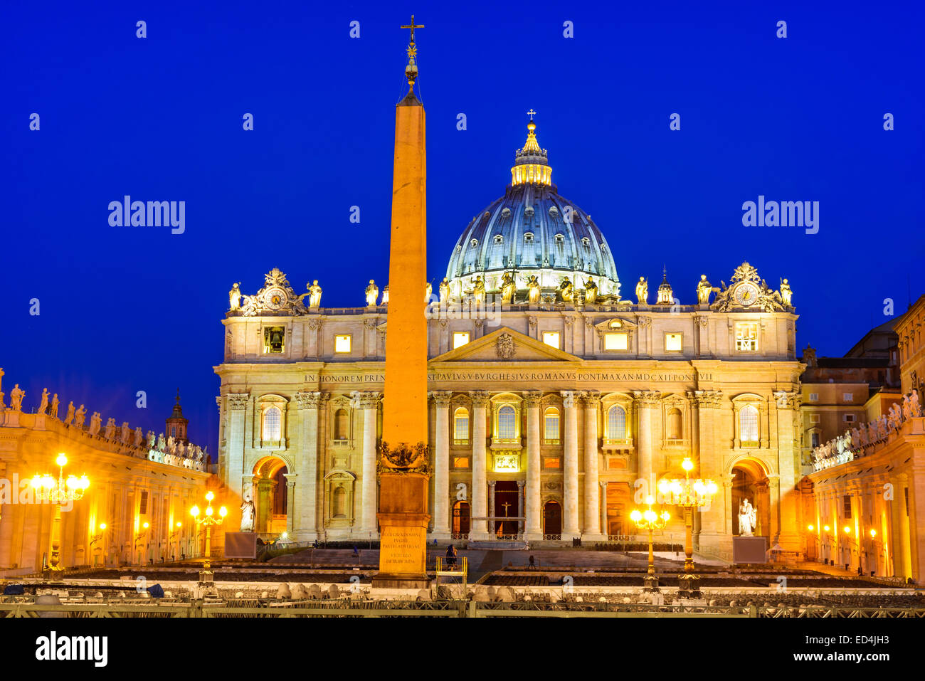 Rome, Italie. L'image du crépuscule de la Basilique St Pierre, construit en époque médiévale, renaissance en importance dans le monde. Banque D'Images
