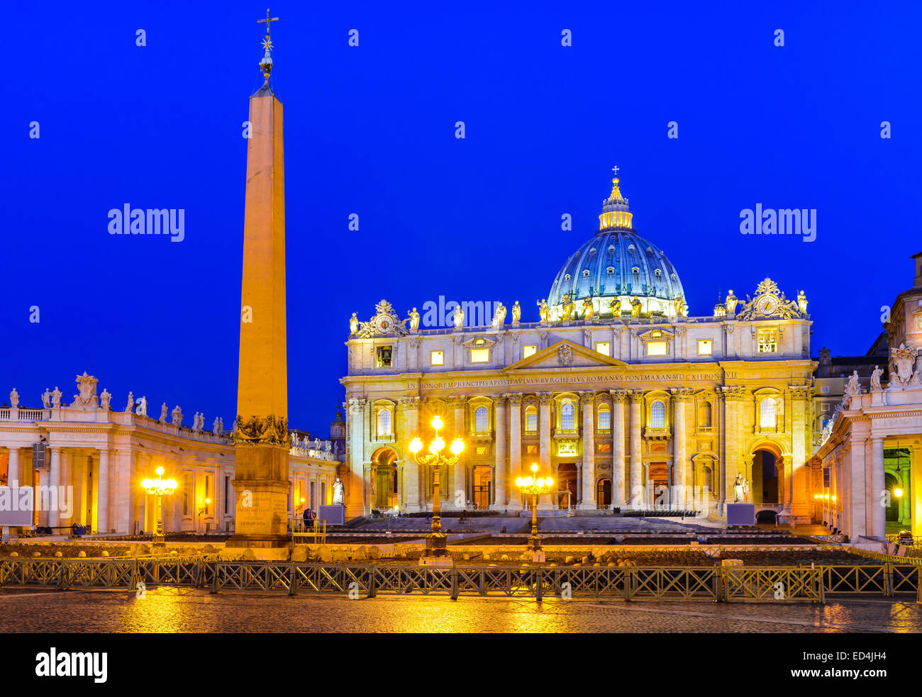 Rome, Italie. L'image du crépuscule de la Basilique St Pierre, construit en époque médiévale, renaissance en importance dans le monde. Banque D'Images