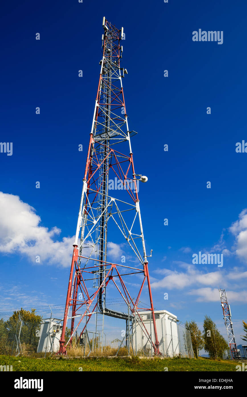 GSM Communications tour construite dans les montagnes des Carpates, Roumanie Banque D'Images