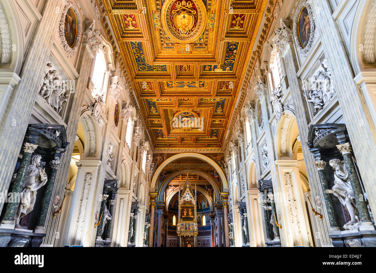 Rome, la Basilique de San Giovanni in Laterano. Autel pape et armoiries papales en style gothique à l'intérieur de la cathédrale Saint Jean de Latran. Banque D'Images